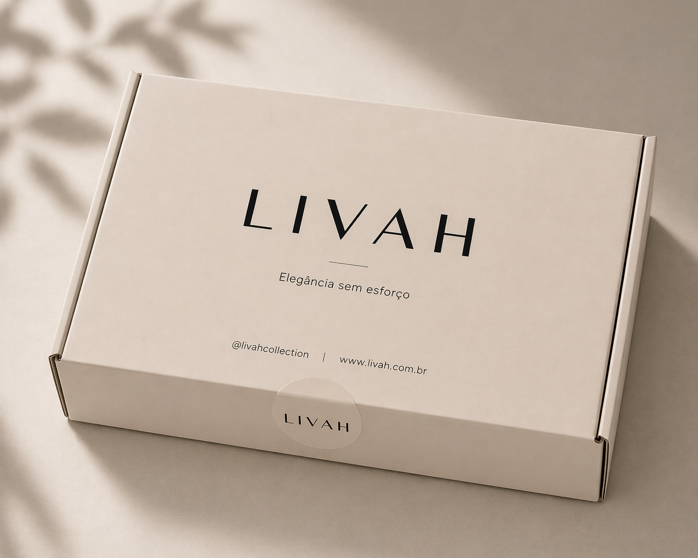 Caixa de envio LIVAH em papel bege com logo minimalista